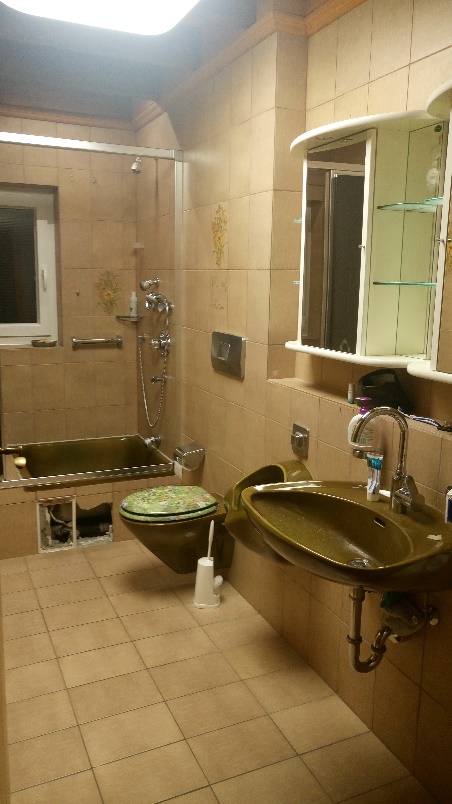 Badezimmer Komplettsanierung &ndash; Vorher
